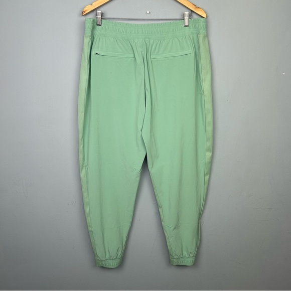 ATHLETA women’s Brooklyn joggers pants size 16 lightweight Quick dry zip pockets - Picture 6 of 16